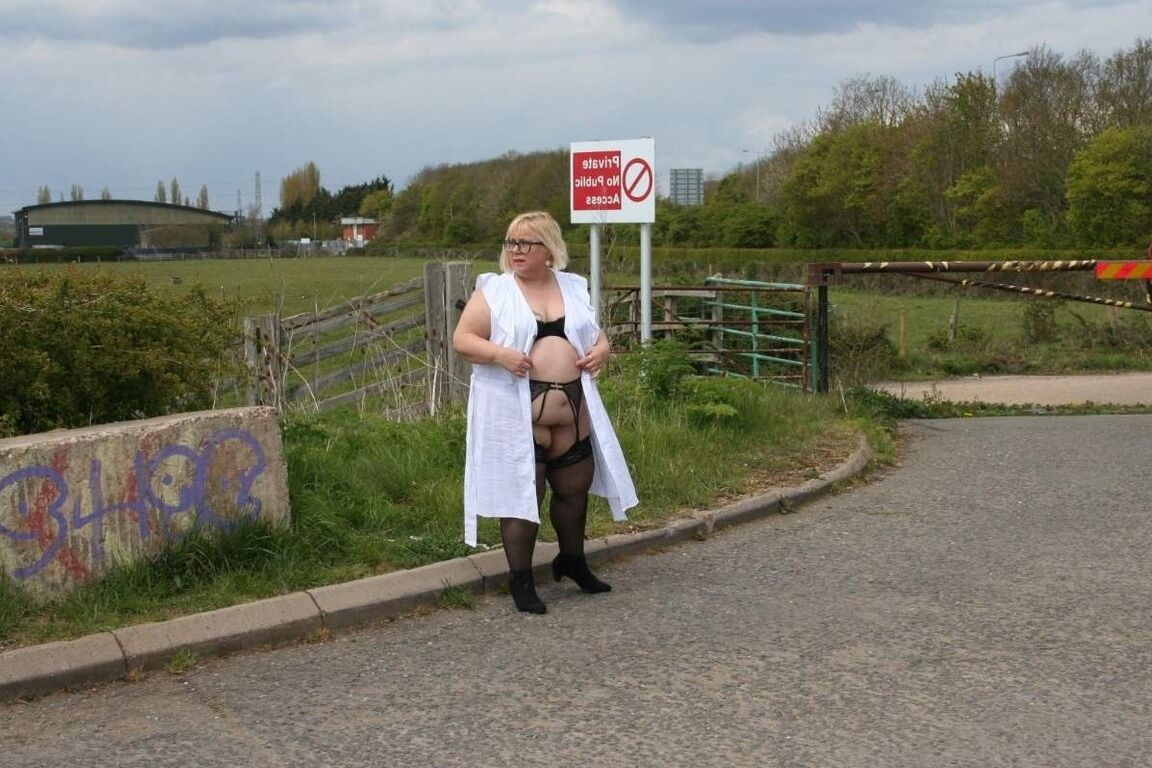 16P Lexie Cummings, loira obesa do Reino Unido, expõe seus peitos e buceta ao lado de uma estrada