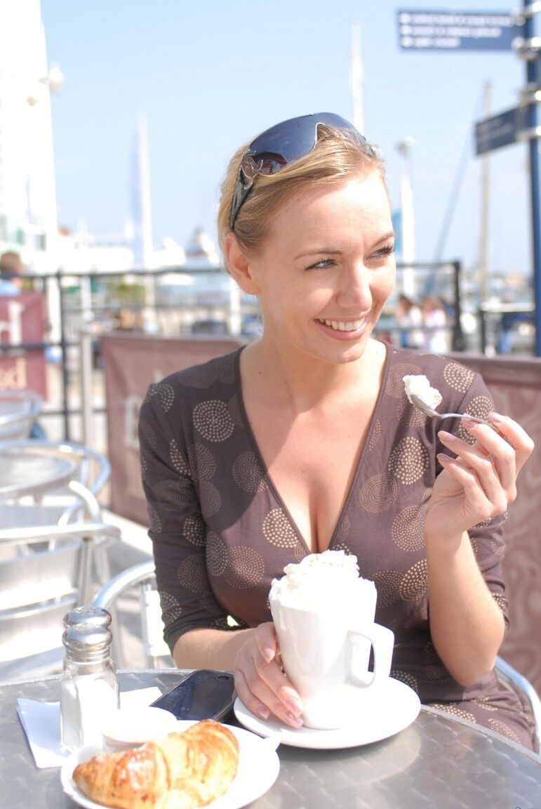 12P La britannique Hayley Marie Coppin et son amante lesbienne se déshabillent jusqu'à leurs bas.