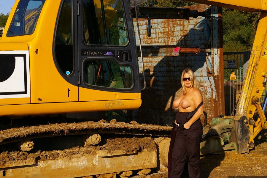 20P Blonde Amateurin Nude Chrissy zieht sich in Sonnenbrille vor schwerer Ausrüstung aus