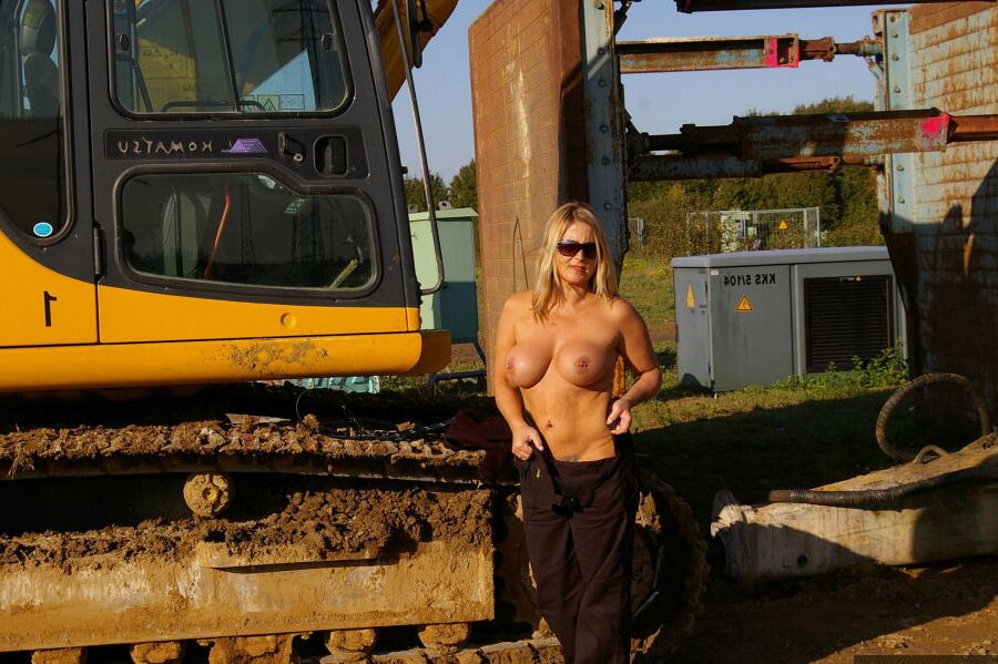20P Blonde Amateurin Nude Chrissy zieht sich in Sonnenbrille vor schwerer Ausrüstung aus