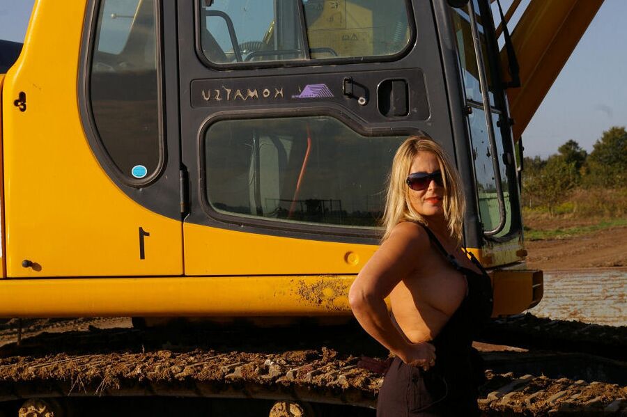 20P Blonde Amateurin Nude Chrissy zieht sich in Sonnenbrille vor schwerer Ausrüstung aus