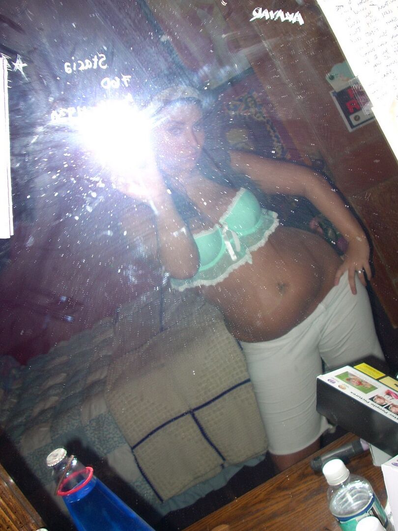 12P Adolescente com tesão tira fotos de seus peitos empinados em um sutiã de renda