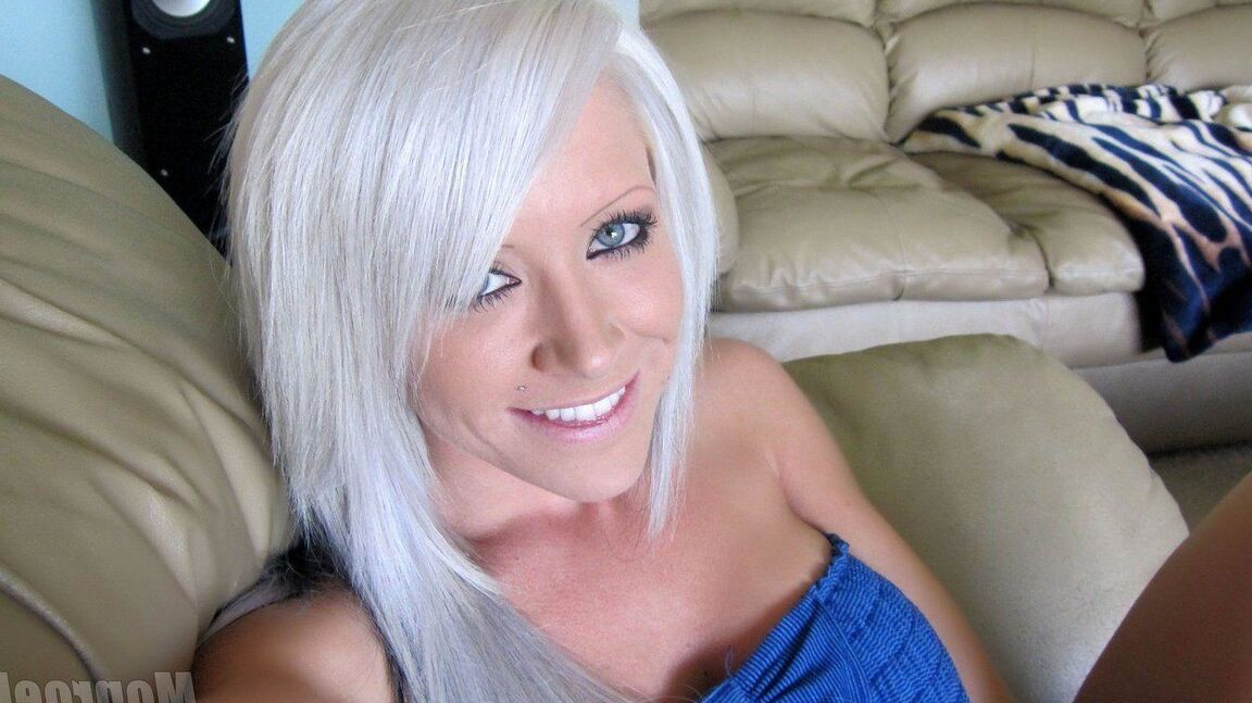 15P A vagabunda de cabelos brancos Monroe Lee tira uma selfie de seus peitos grandes e sua vulva nua