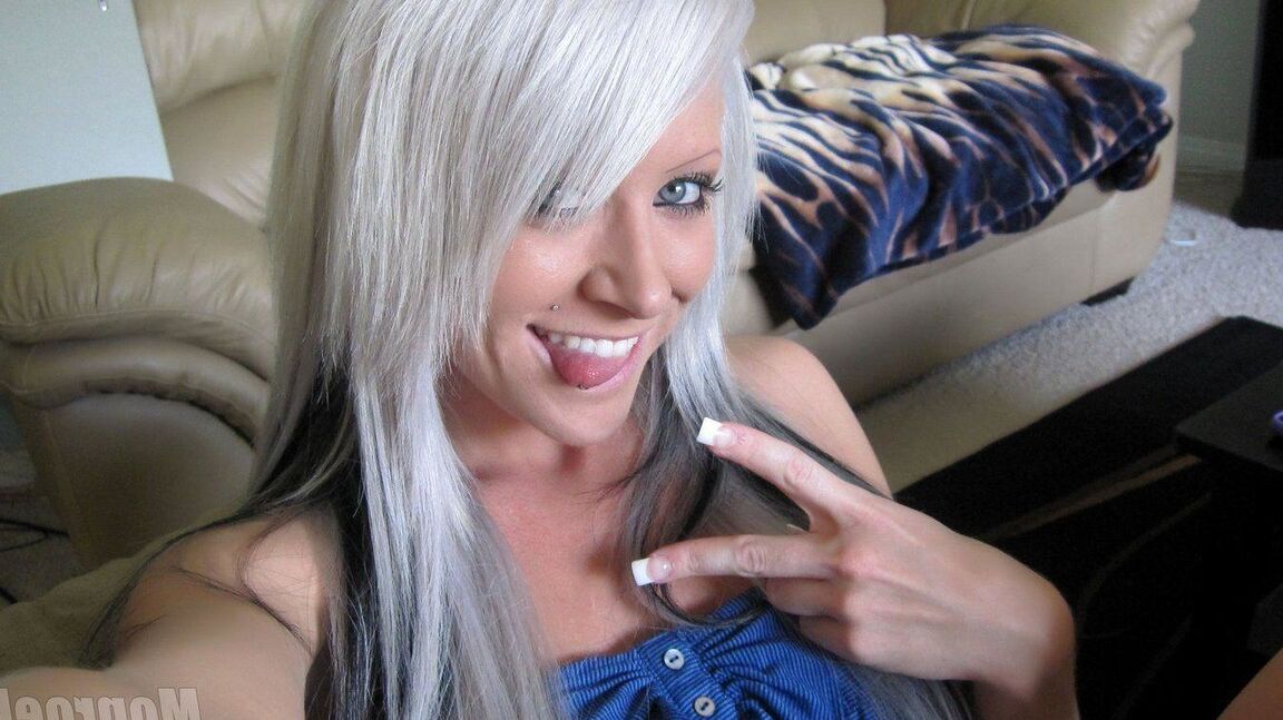 15P A vagabunda de cabelos brancos Monroe Lee tira uma selfie de seus peitos grandes e sua vulva nua