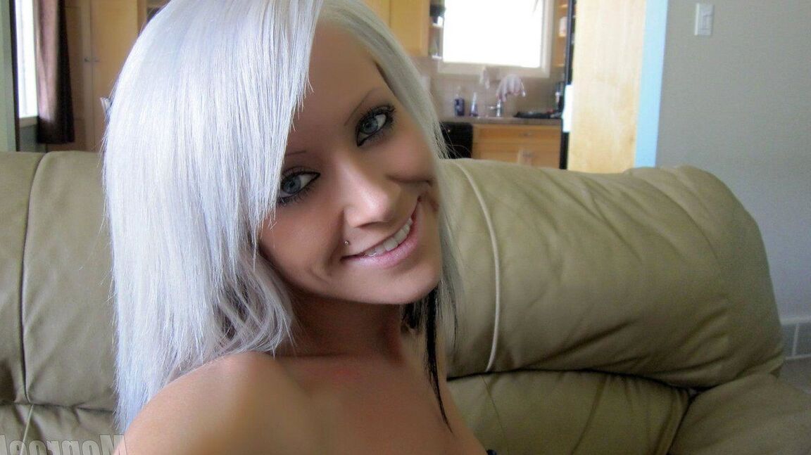15P A vagabunda de cabelos brancos Monroe Lee tira uma selfie de seus peitos grandes e sua vulva nua