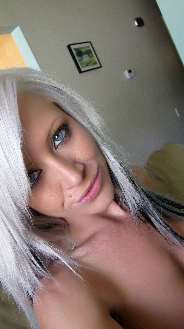 15P A vagabunda de cabelos brancos Monroe Lee tira uma selfie de seus peitos grandes e sua vulva nua