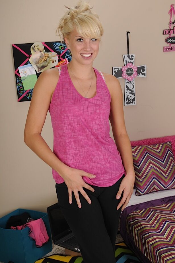 16P Smiley adolescente Lexi Gray se despindo e expondo sua buceta raspada em close-up