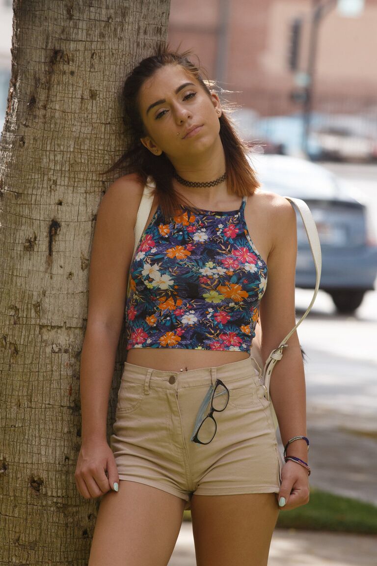 11P Pequena adolescente amadora Jocelyn Kelly mostra seus peitos