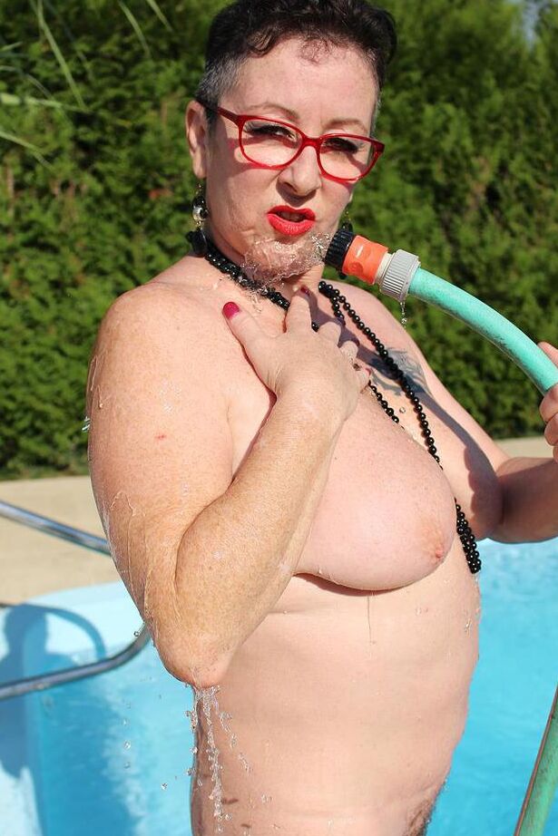 20P La anciana desnuda Mary Bitch moja su arbusto perforado con una manguera de jardín junto a la piscina