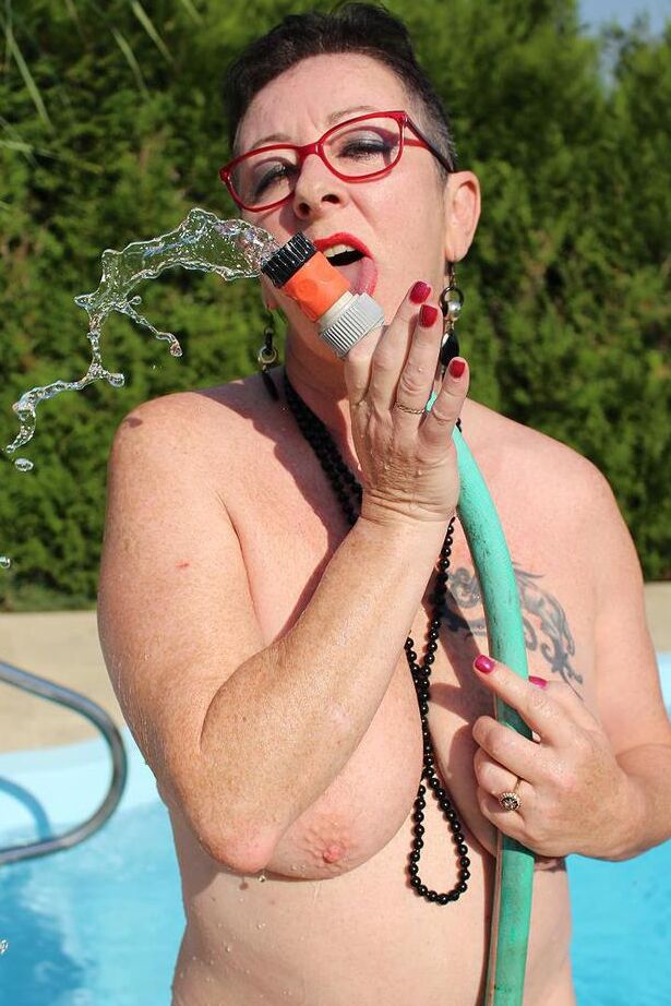 20P La anciana desnuda Mary Bitch moja su arbusto perforado con una manguera de jardín junto a la piscina