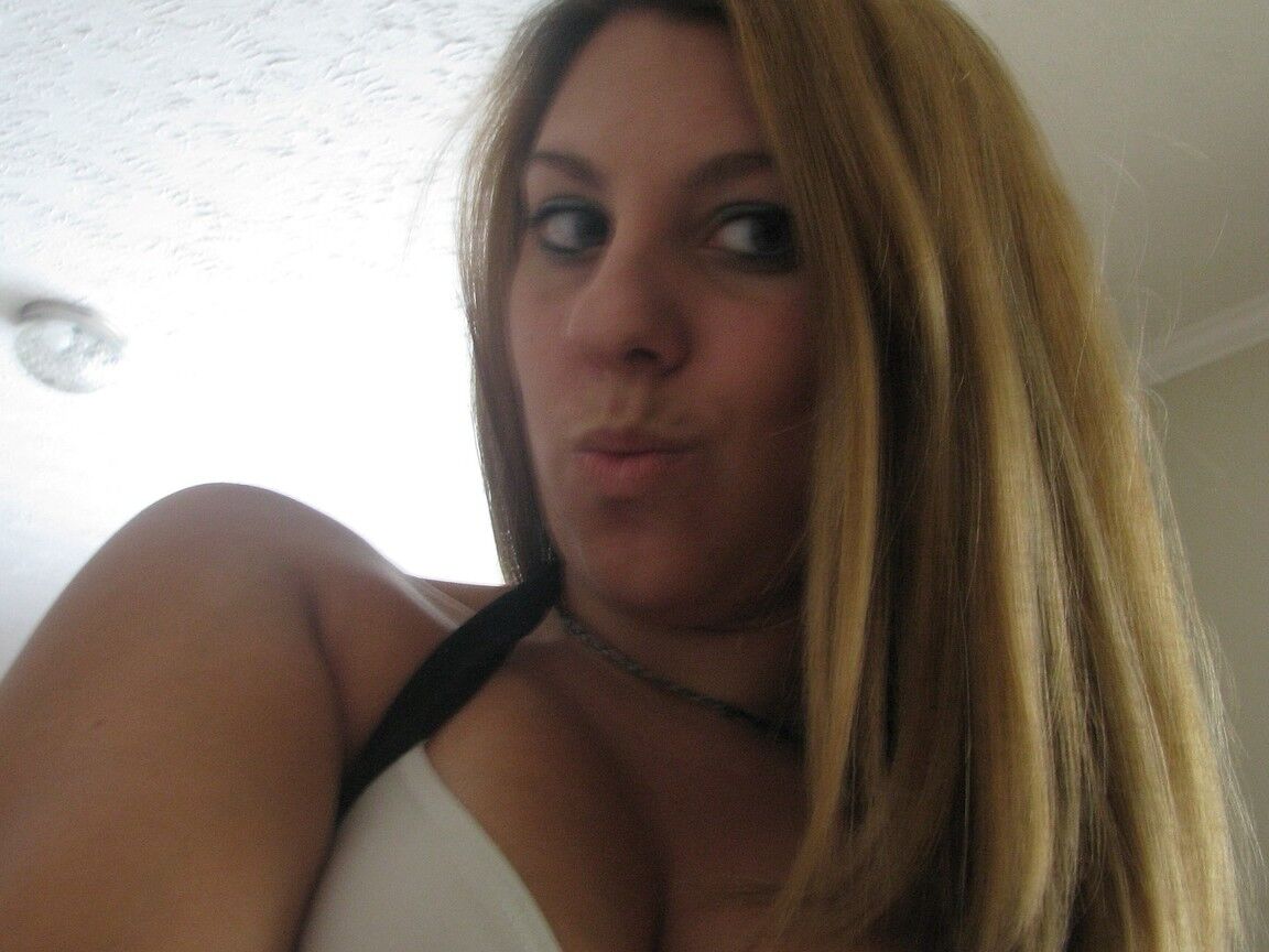 21P Die schmutzige Amateur-Teenagerin Nikki Morgan stellt ihr Dekolleté auf Sex-Selbstfotos zur Schau