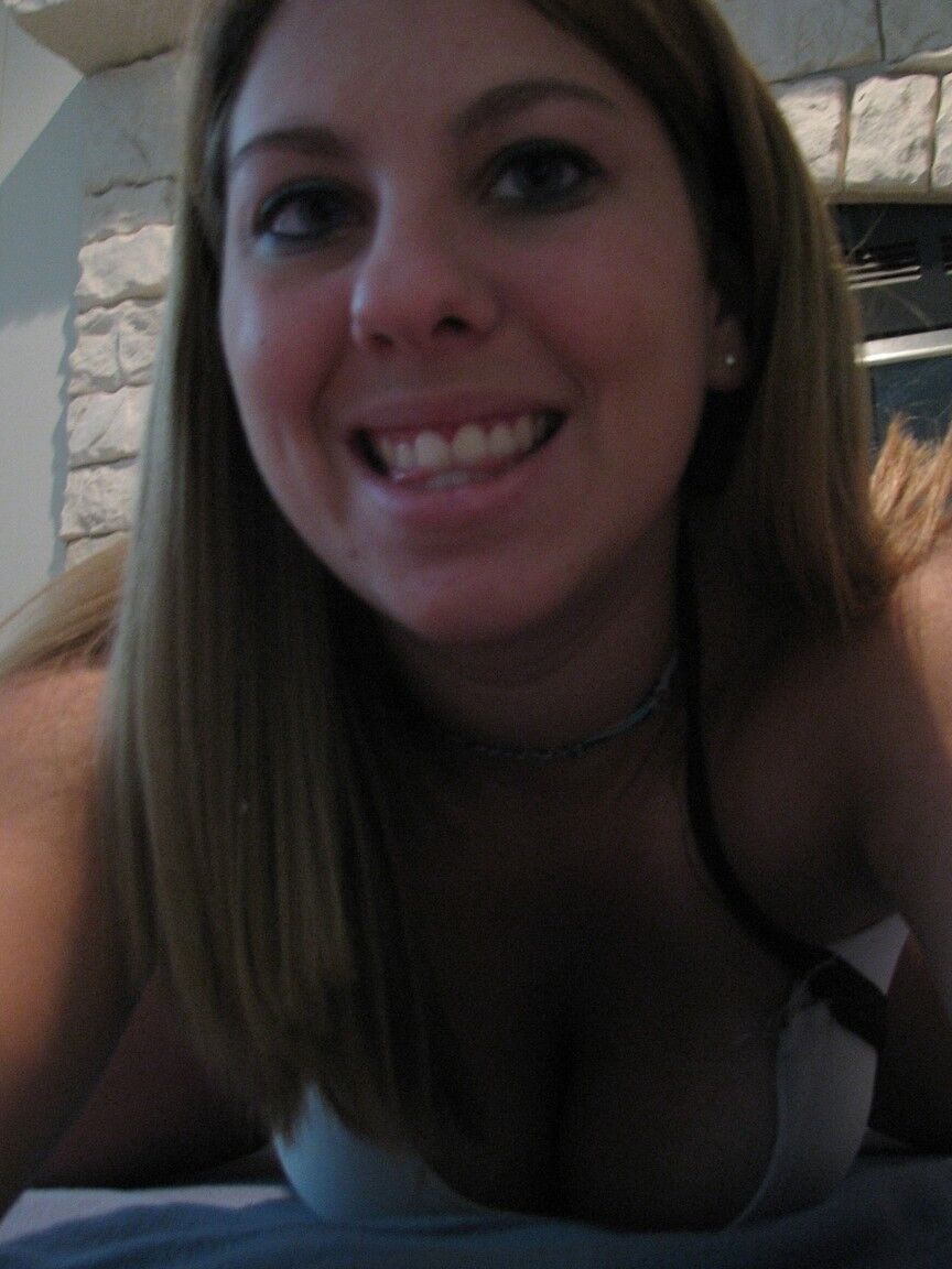 21P Die schmutzige Amateur-Teenagerin Nikki Morgan stellt ihr Dekolleté auf Sex-Selbstfotos zur Schau