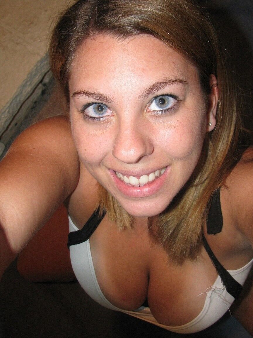 21P Die schmutzige Amateur-Teenagerin Nikki Morgan stellt ihr Dekolleté auf Sex-Selbstfotos zur Schau