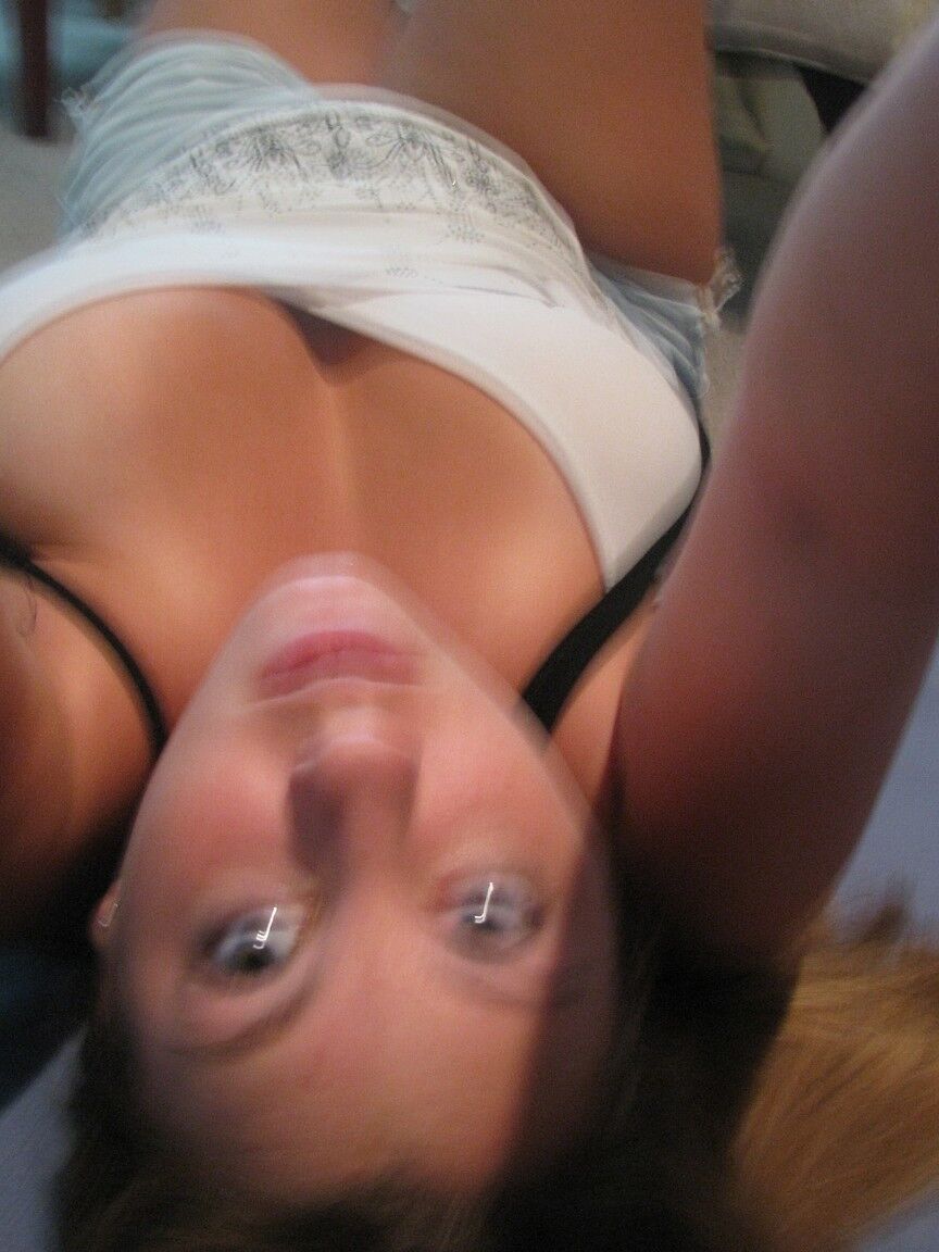 21P Die schmutzige Amateur-Teenagerin Nikki Morgan stellt ihr Dekolleté auf Sex-Selbstfotos zur Schau