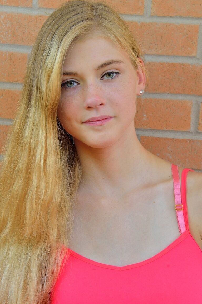 20P La delgada adolescente rubia Hannah expone su coño y su culo afeitados en público