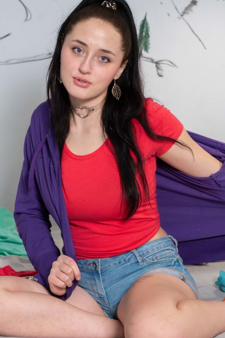 21P 黒髪の美女エルザが自然な胸を見せ、ベッドの上でヌードポーズをとる
