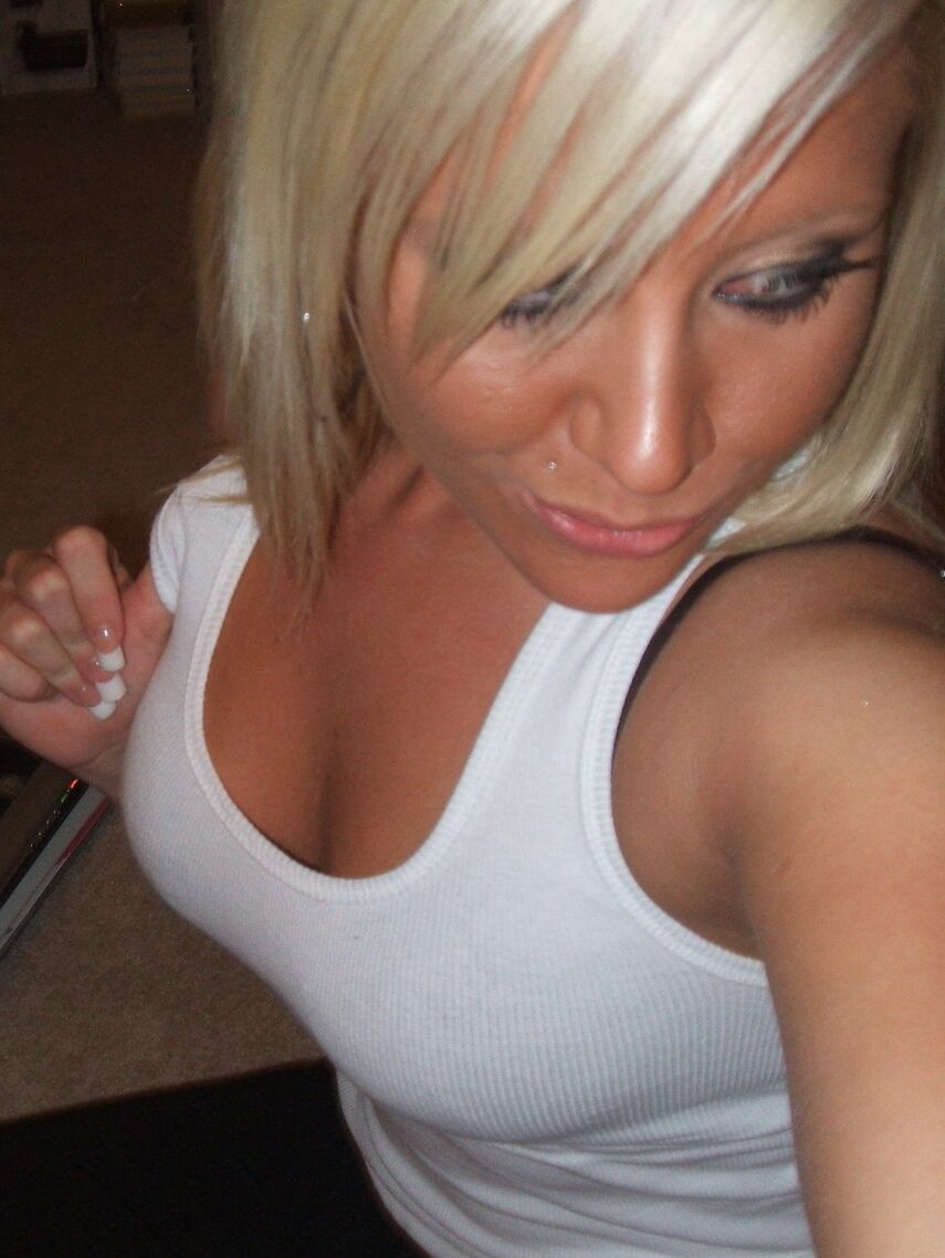 12P Monroe shows off her amazing tight round bare ass
