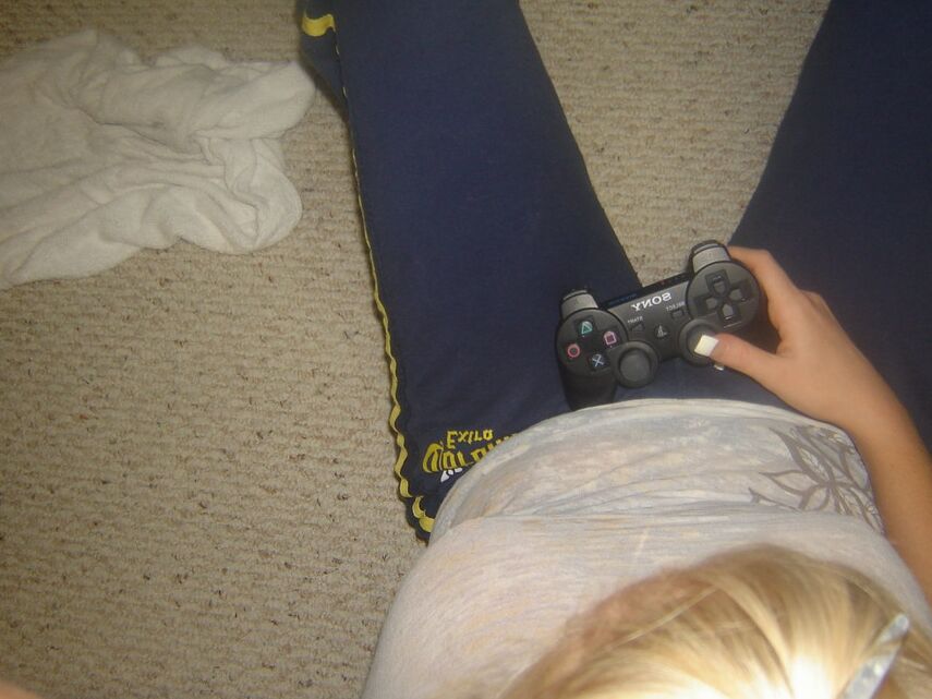 12P モンローがビデオゲームをしながら裸になる