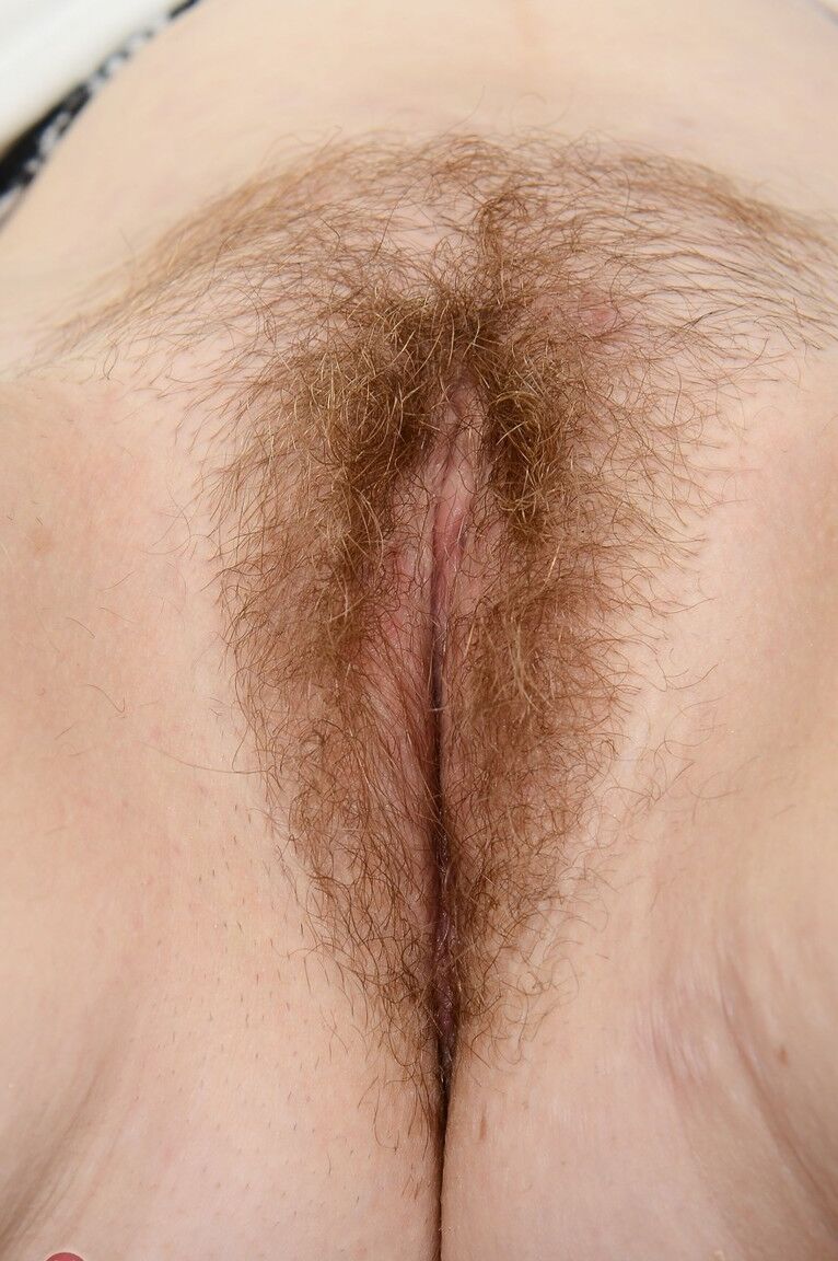 21P La delgada adolescente Alice Merchesi abre su delicioso coño peludo de par en par