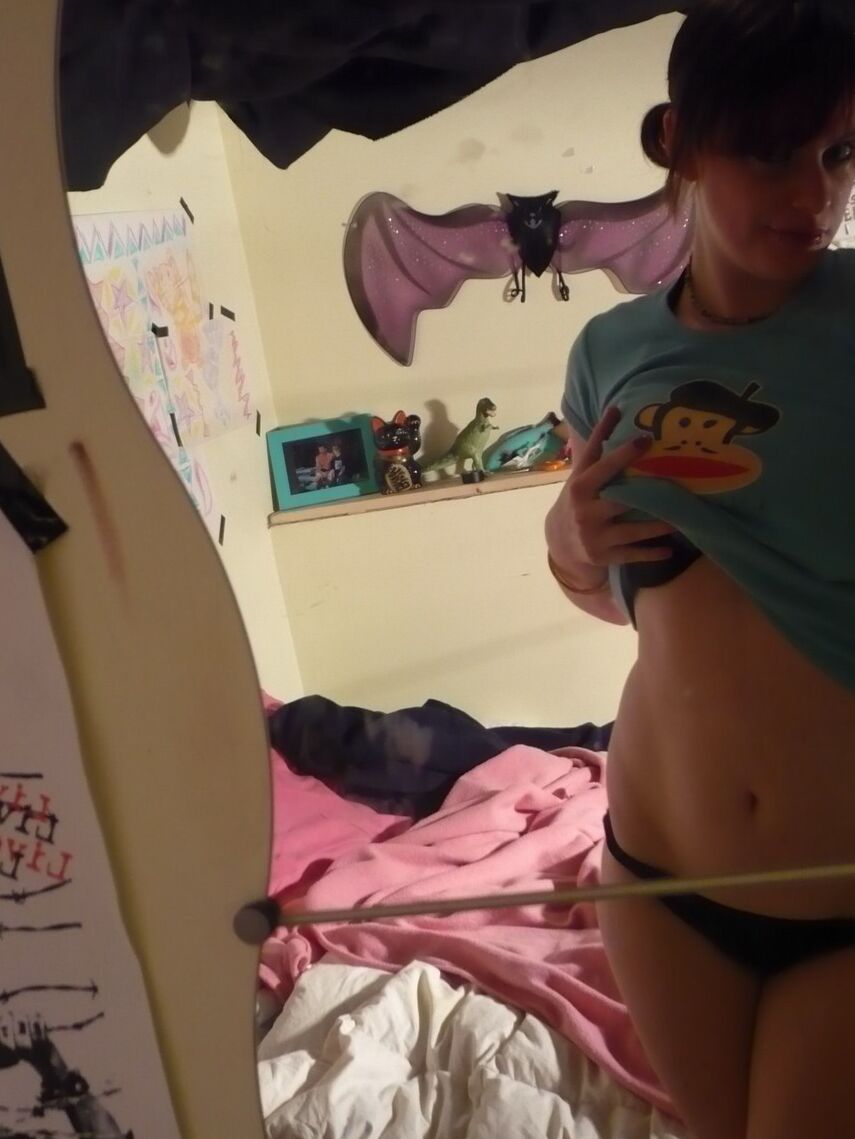 12P Puta adolescente se toma fotos en ropa interior para publicarlas en Internet