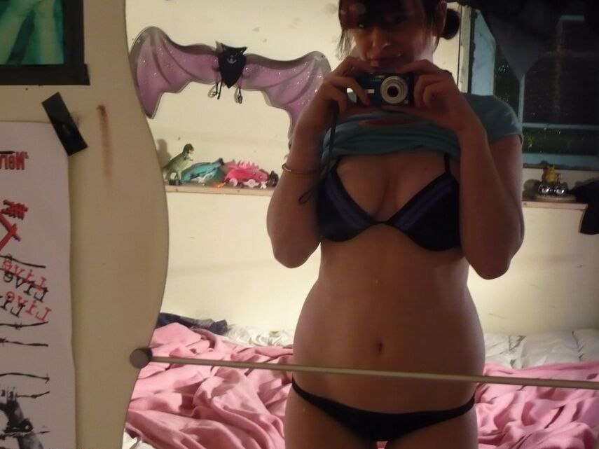 12P Puta adolescente se toma fotos en ropa interior para publicarlas en Internet