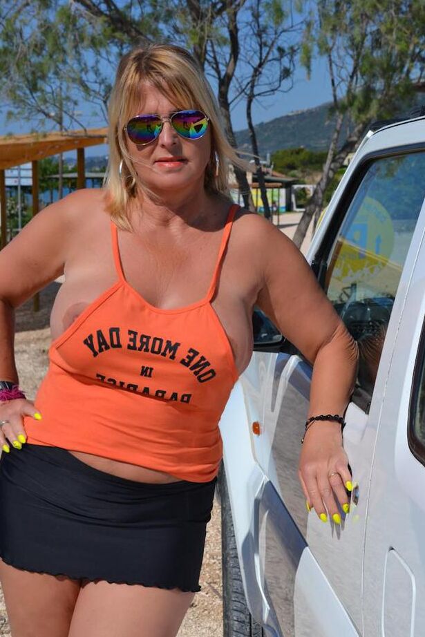 20P Nudista madura sacanagem com peitos grandes Chrissy mostra suas curvas gostosas na praia