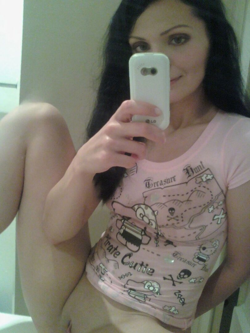 15P Ex-namorada morena tira selfies dos peitos e da buceta raspada