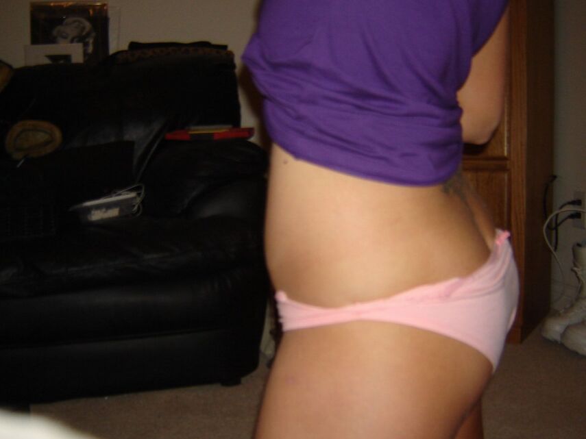 12P Adolescente tira fotos de si mesma com shorts rosa
