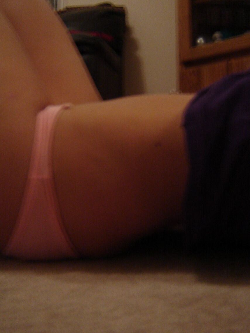 12P Adolescente tira fotos de si mesma com shorts rosa