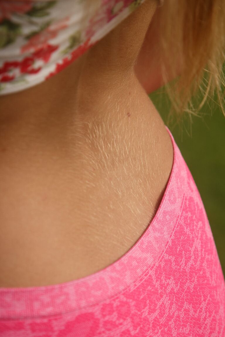 12P La pequeña rubia Pearla Soonin mostrando sus pequeñas tetas