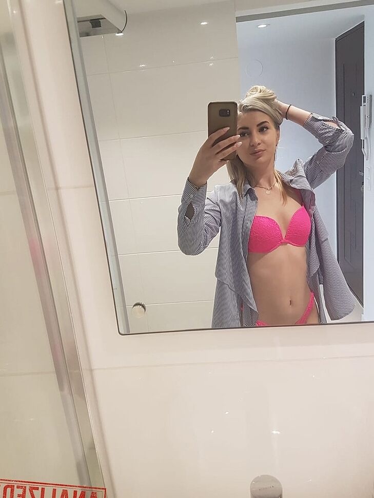 21P Adolescente gostosa com seios pequenos Ari Fox se despe e posa nua em sua casa