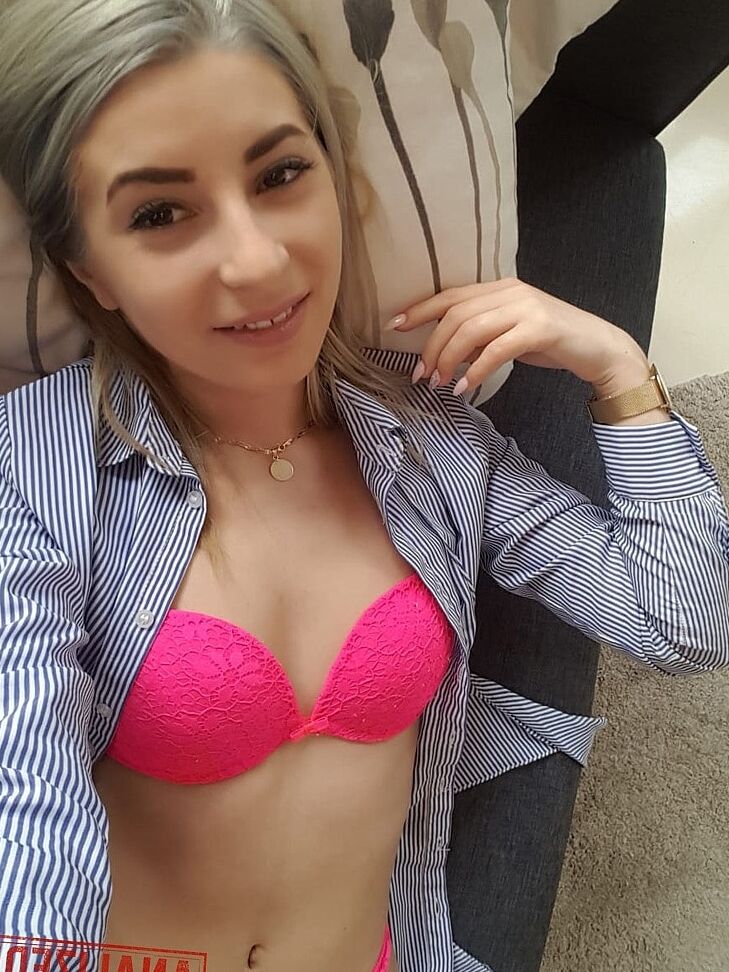 21P Adolescente gostosa com seios pequenos Ari Fox se despe e posa nua em sua casa