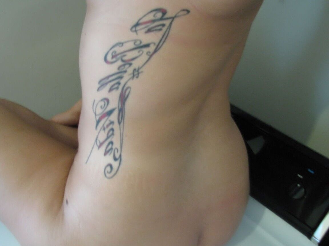 20P La impresionante jovencita Roxy mostrando sus grandes y sexys tetas en autorretratos calientes
