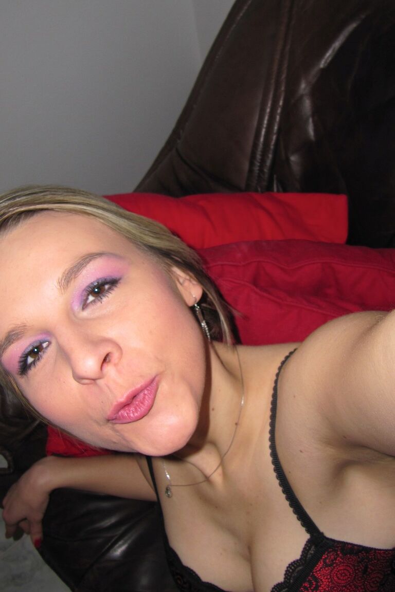 21P A loira sexy Bianca Ferrero expõe seus seios pequenos