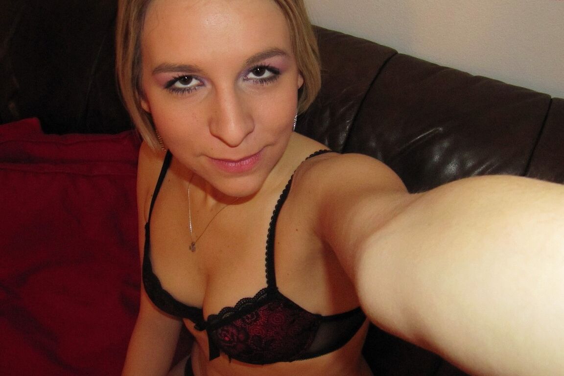 21P A loira sexy Bianca Ferrero expõe seus seios pequenos