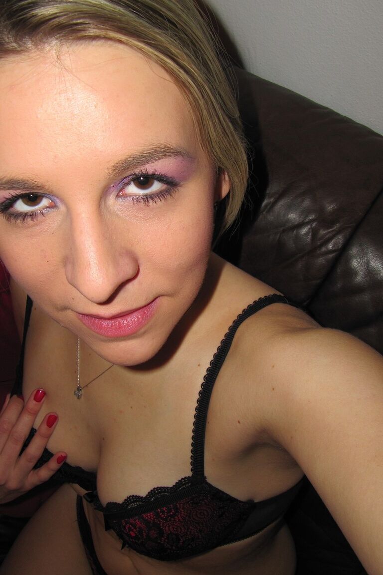 21P A loira sexy Bianca Ferrero expõe seus seios pequenos
