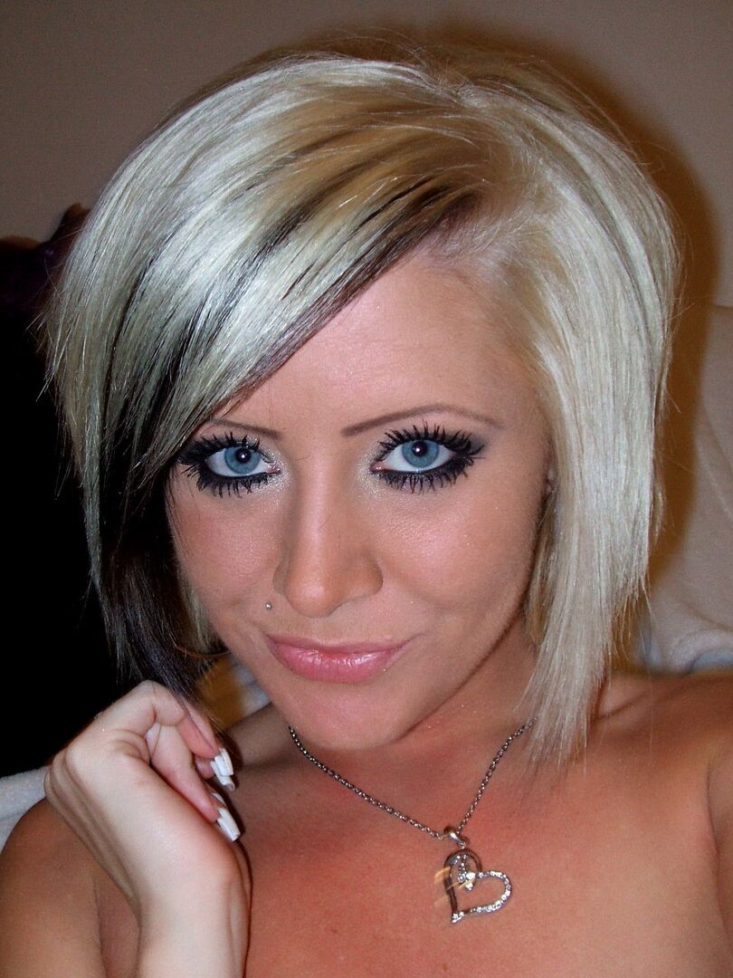 12P Une ado en chaleur baisse son haut de tube et prend une photo de ses seins
