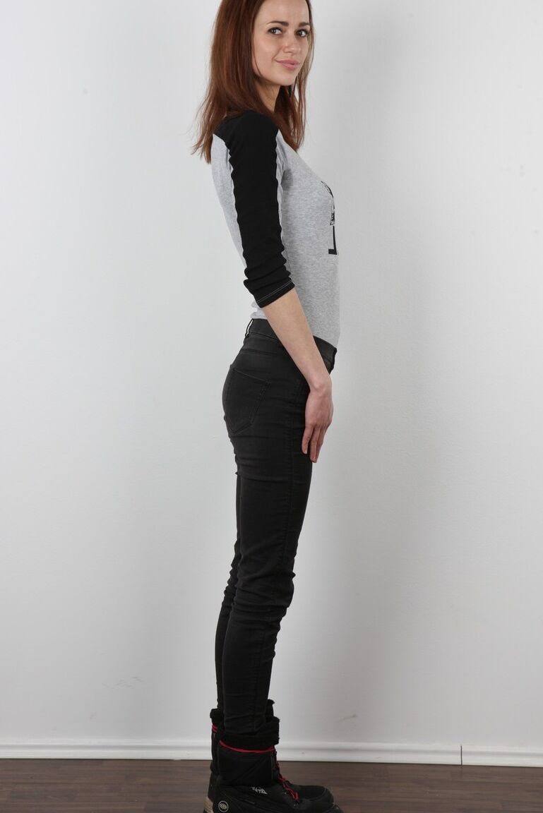 20P La modelo amateur Veronika se quita la ropa una pieza a la vez