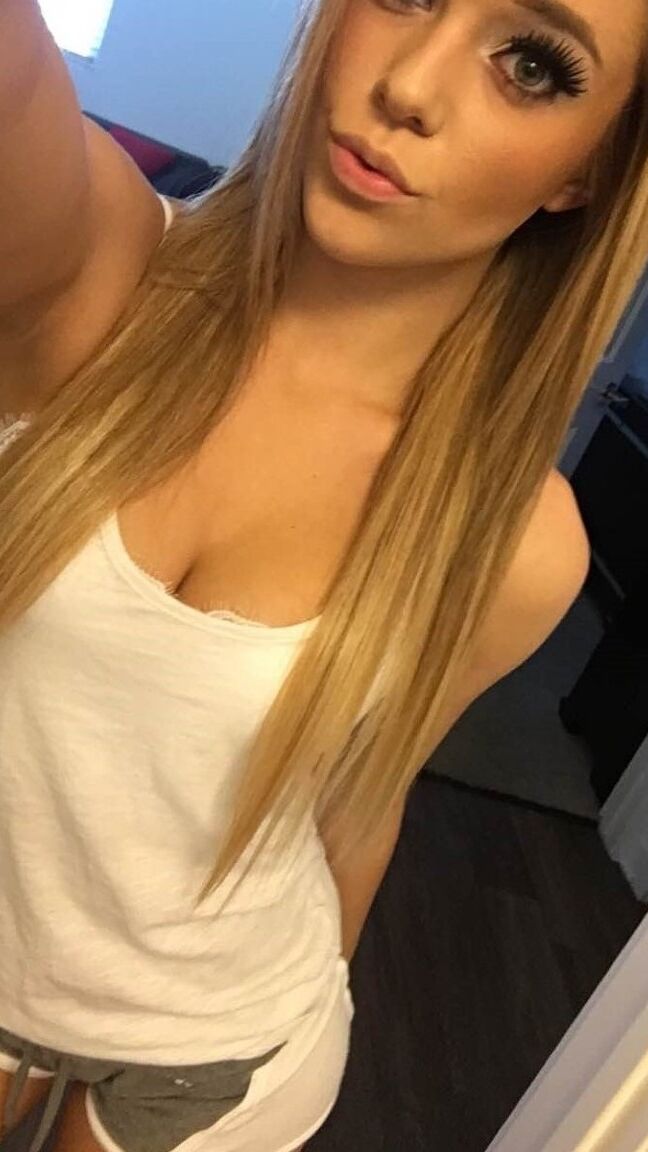 12P A modelo amadora Kali Rose tira selfies em vários itens de lingerie