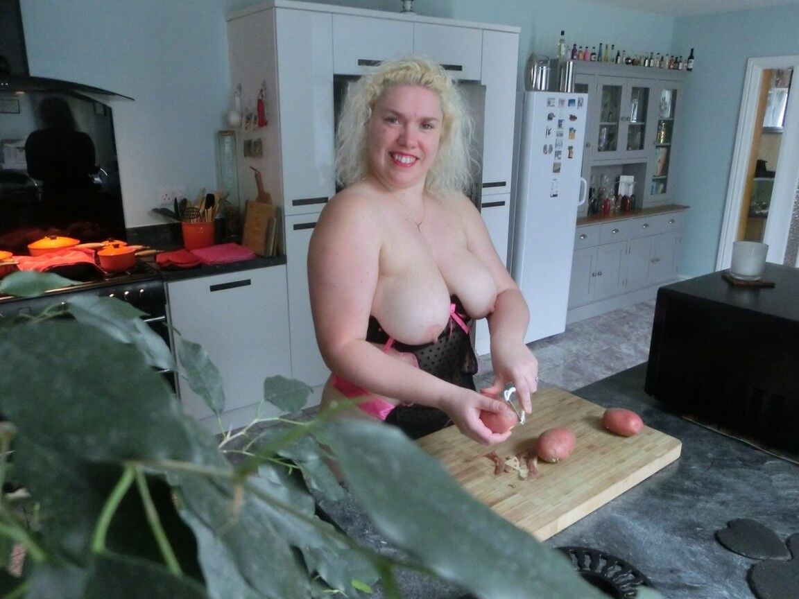 16P A loira envelhecida Barby tira a lingerie para ficar nua com meias bronzeadas enquanto cozinha