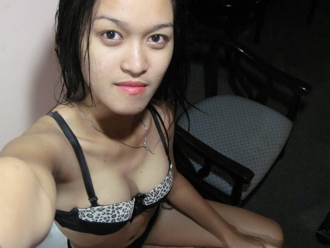 12P Jovem asiática tirando selfies de seu corpo nu em seu quarto