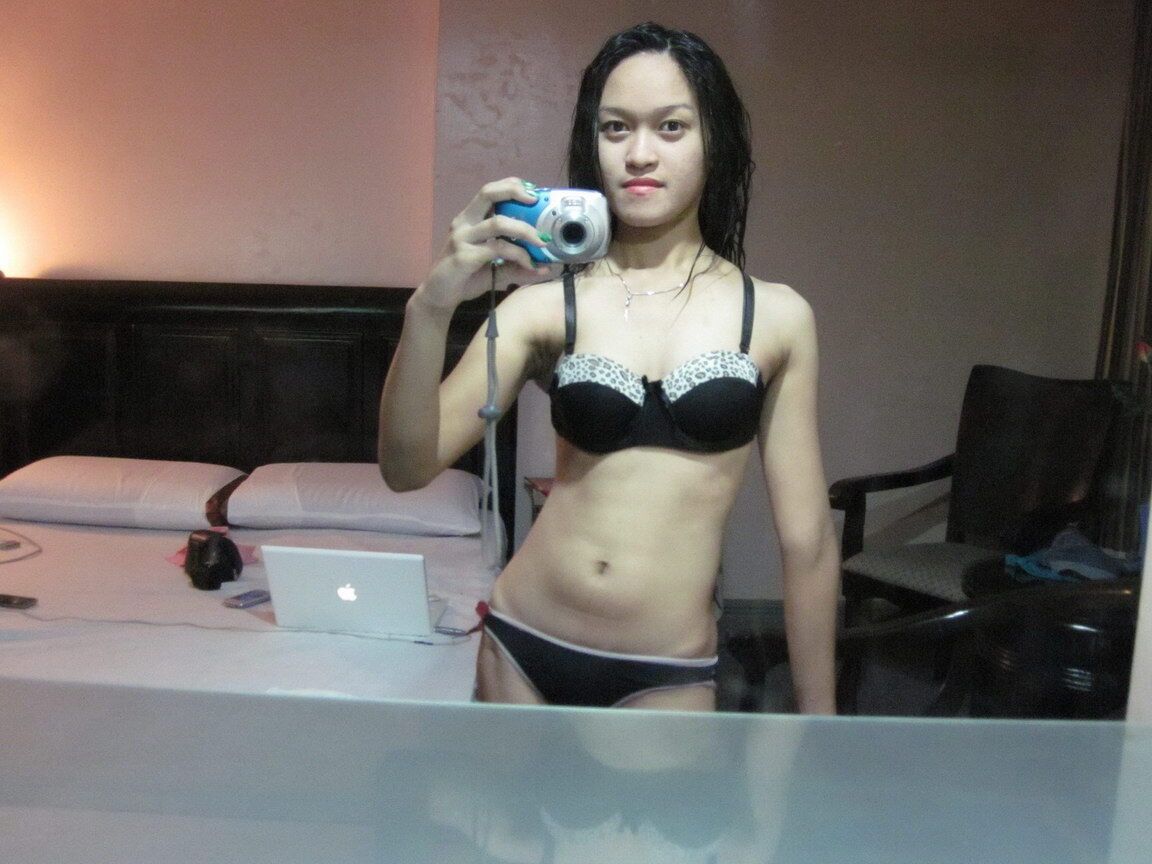 12P Jovem asiática tirando selfies de seu corpo nu em seu quarto