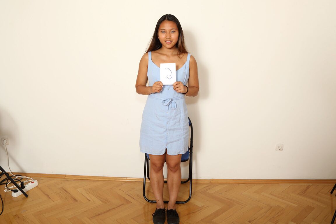 20P A novata asiática May Thai tira a roupa no casting