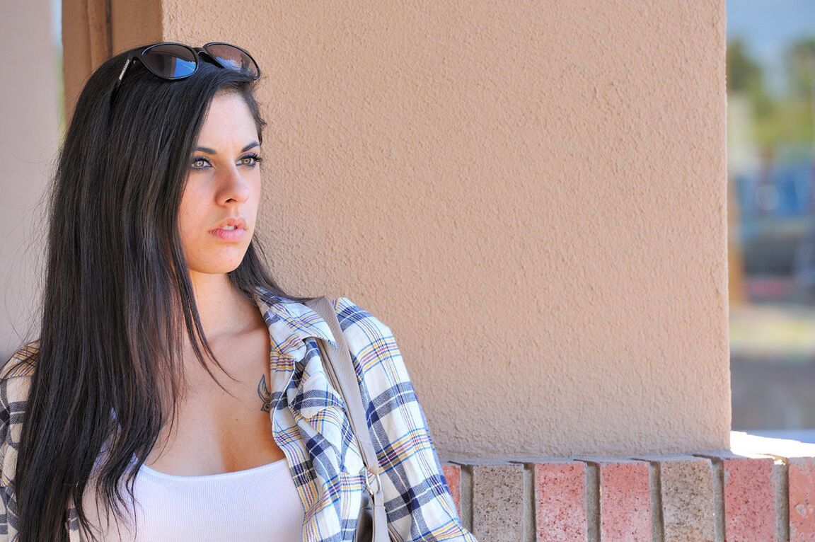 16P Nena amateur con gafas de sol y jeans mostrando sus tetas y su culo al aire libre