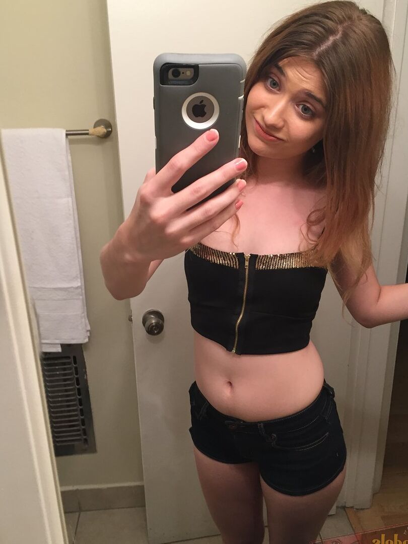 16P Amateur model Ariel Mc Gwire takes totally naked selfies in the mirror