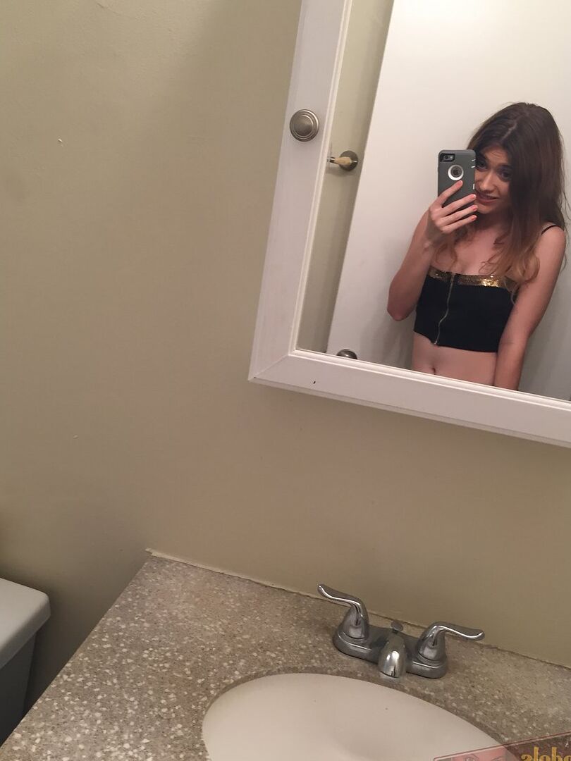 16P Amateur model Ariel Mc Gwire takes totally naked selfies in the mirror