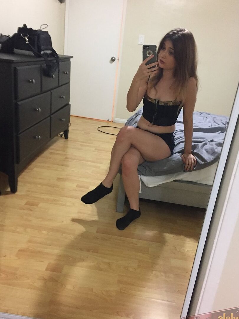16P Amateur model Ariel Mc Gwire takes totally naked selfies in the mirror