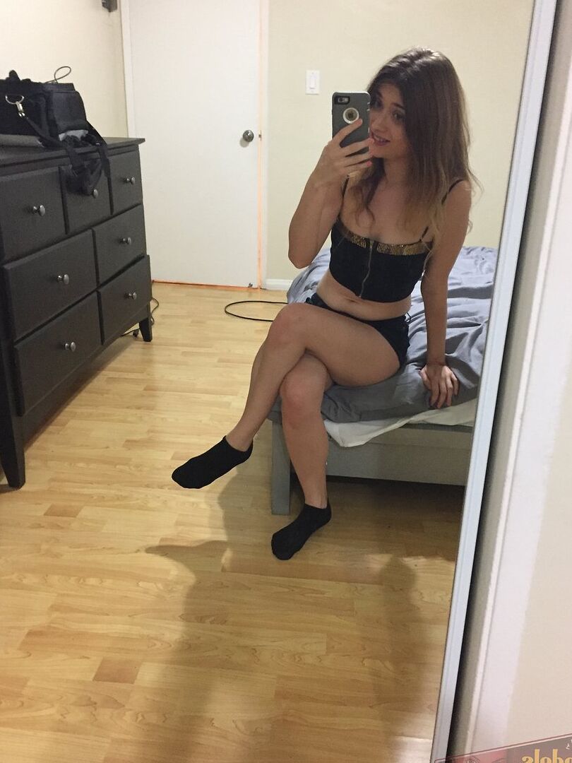 16P Amateur model Ariel Mc Gwire takes totally naked selfies in the mirror