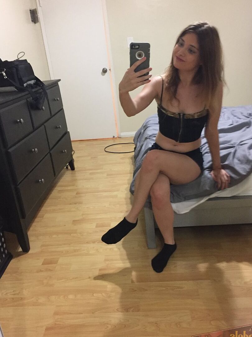 16P Amateur model Ariel Mc Gwire takes totally naked selfies in the mirror
