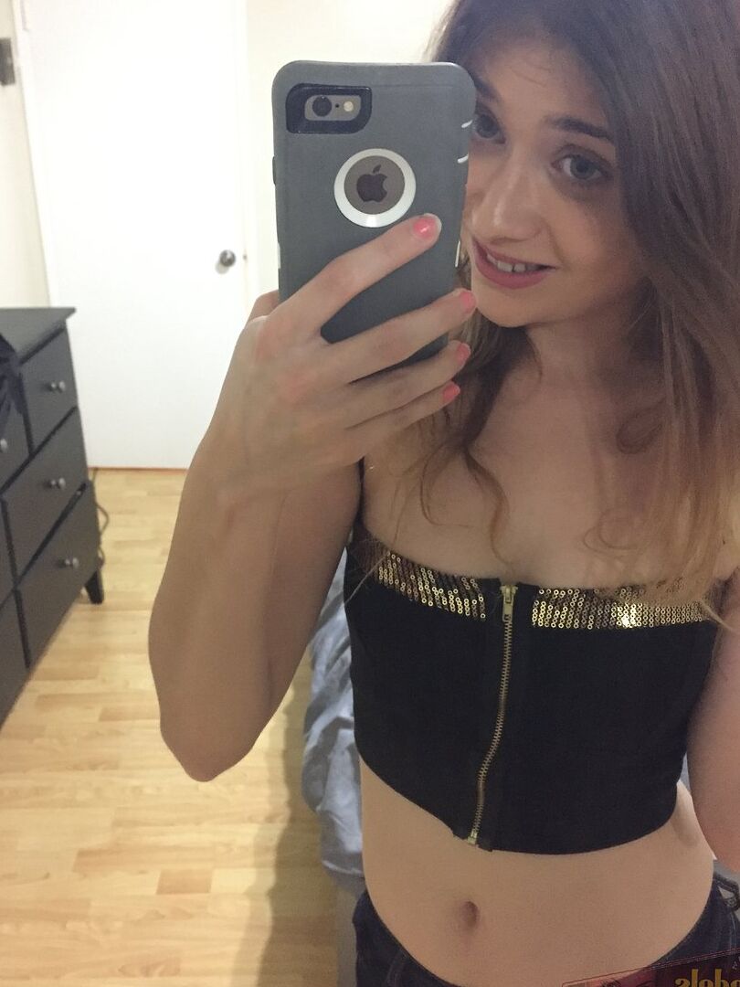 16P Amateur model Ariel Mc Gwire takes totally naked selfies in the mirror
